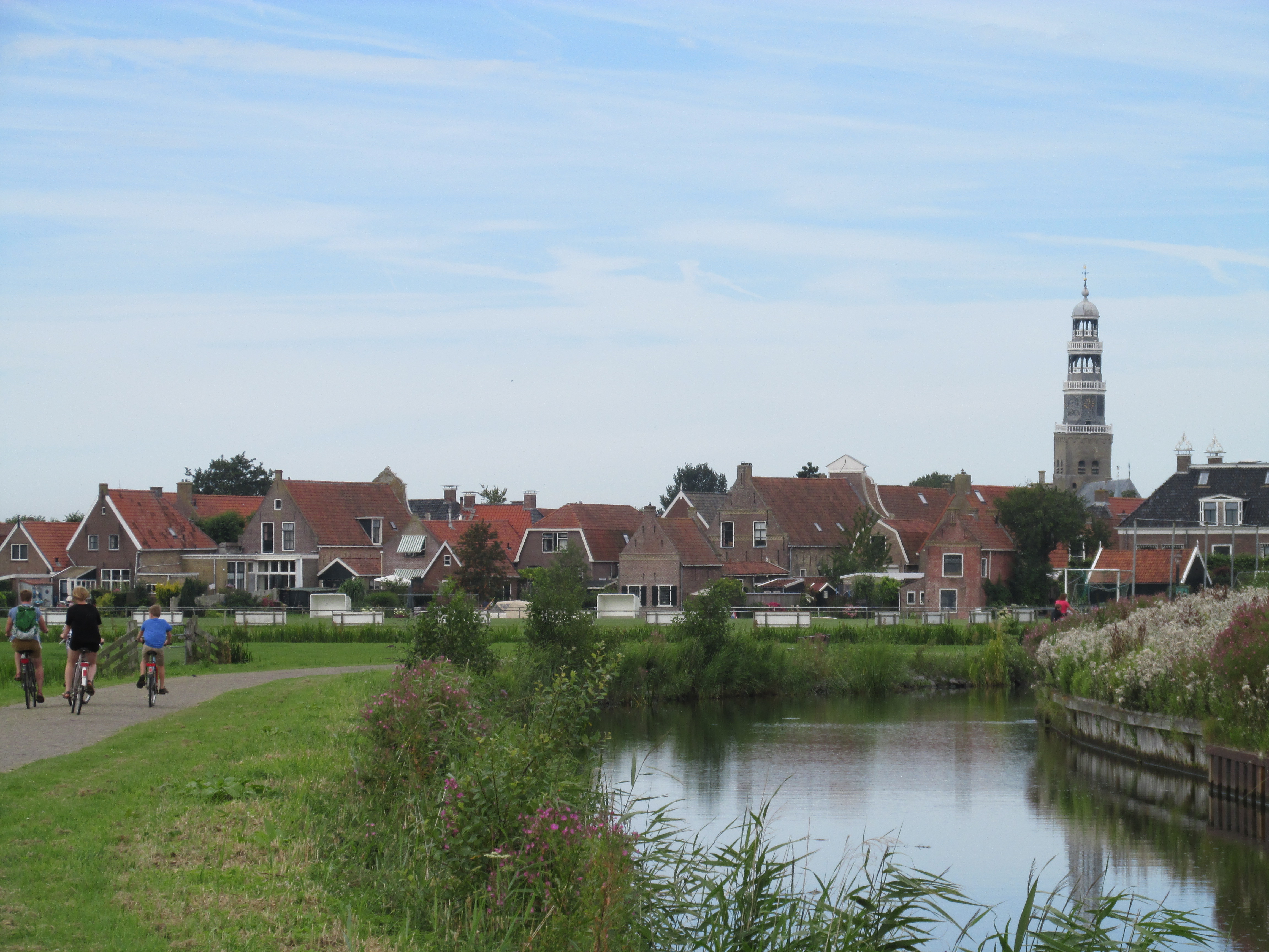 Roosendaal family cycling towards Hindeloopen