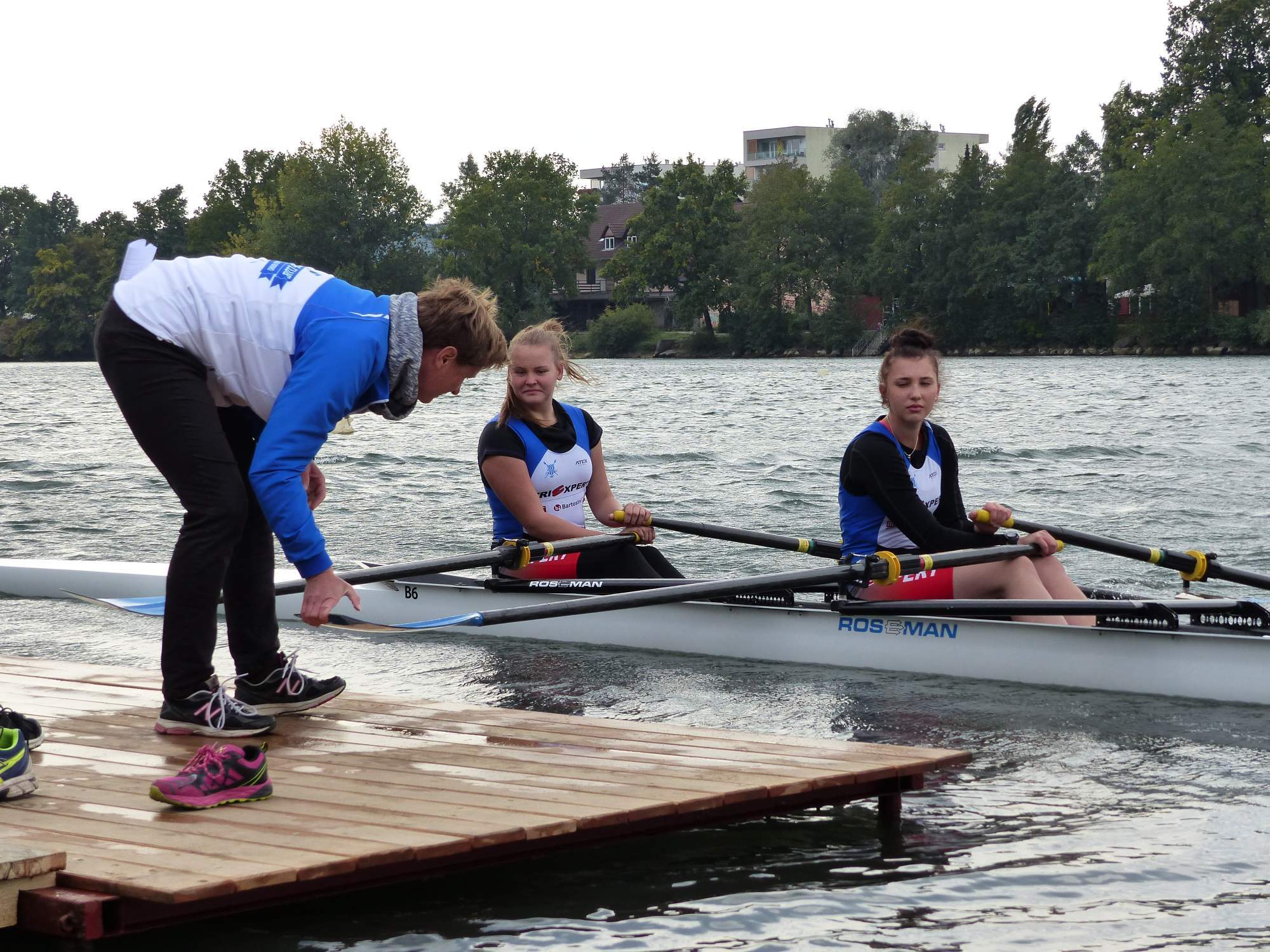 Romana pushes off Tereza & Iva to the start