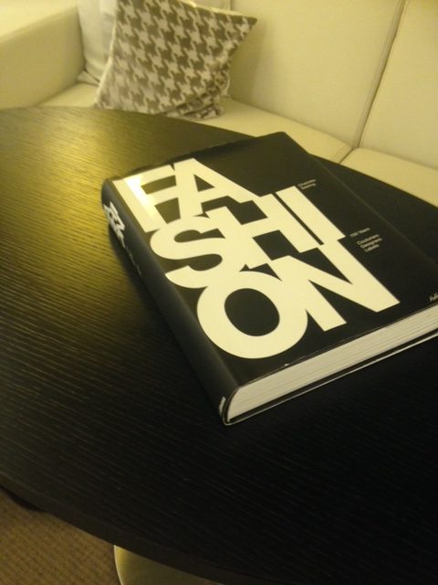 I found this book in my hotel room, so I added it to the luggage to make the one-arm rows a bit heavier