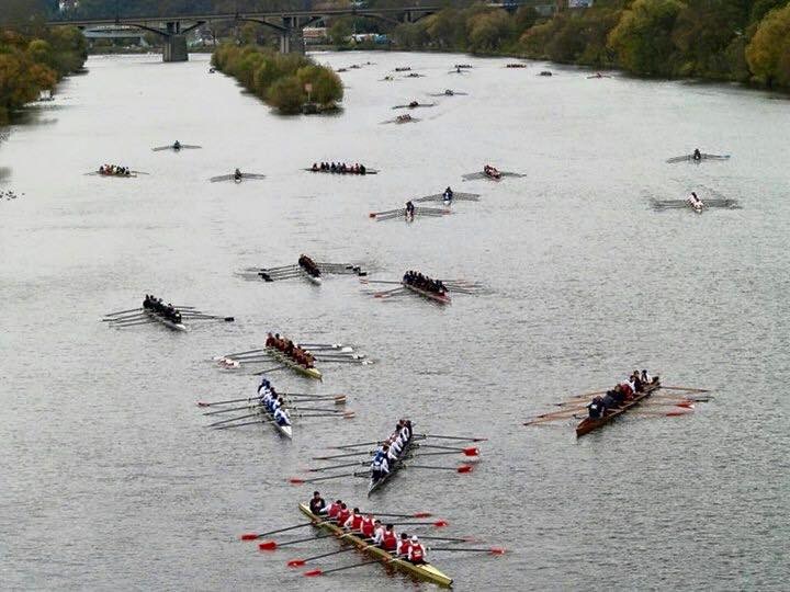 boats rowing before race start
